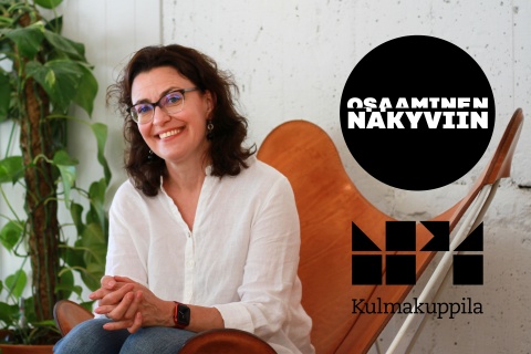 Mia Ekström istumassa nojatuolissa.