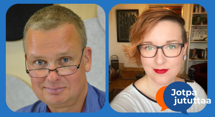 Jotpa jututtaa. Vasemmalla silmälasipäinen mies katsoo kameraan hymyillen. Oikealla silmälasipäinen nainen katsoo kameraan hymyillen.