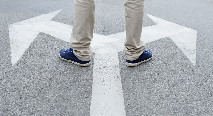 Henkilö ja maassa nuolet eri suuntiin