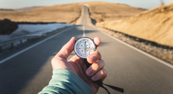 Kädessä kompassi ja edessä tyhjä tie, suunta tulevaisuuteen