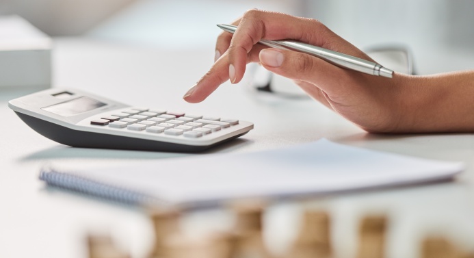 Henkilö laskee laskimella