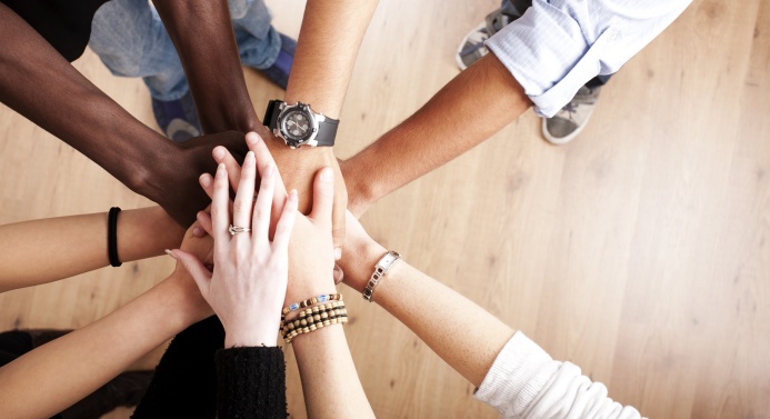 Käsiä päällekkäin yhteistyön merkiksi