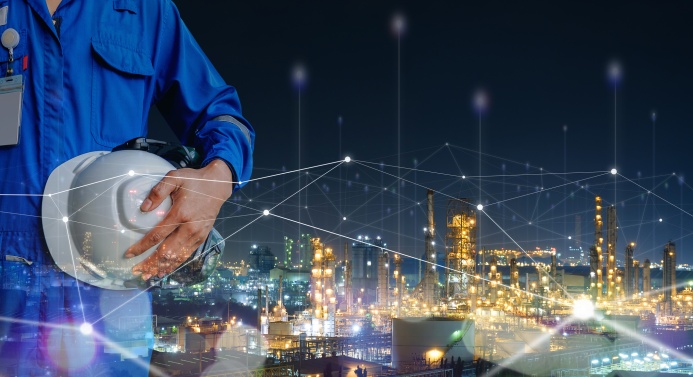 Rakennusalan työntekijä, jonka taustalla yöllinen kaupunki ja rakennustelineitä.