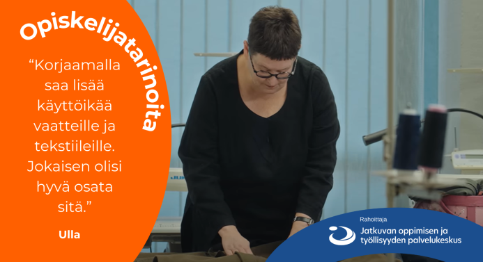 Tummaan paitaan pukeutunut nainen käsittelee kangasta korjausompelukoulutuksessa. Hän kertoo, että korjaamalla saa lisää käyttöikää vaatteille ja tekstiileille.