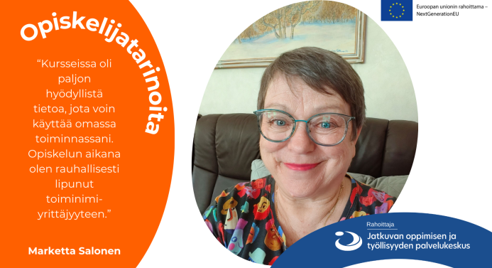 Lyhythiuksinen ja silmälasipäinen nainen hymyilee kameralle lähikuvassa. Vasemmassa reunassa Marketta kertoo oppineensa kurssilla yrittäjyydestä.