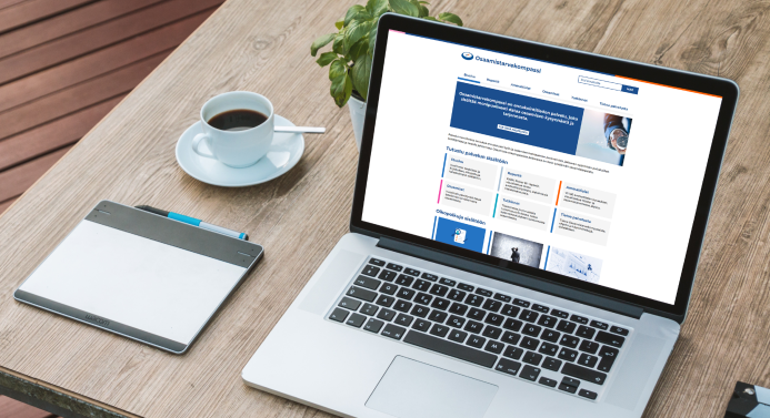 Kuvassa kannettava tietokone, jonka ruudulla näkyy Osaamistarvekompassin uudistunut etusivu.