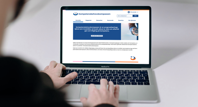 Henkilö käyttää tietokonetta, jonka ruudulla näkyy sivuston ruotsinkielinen etusivu.